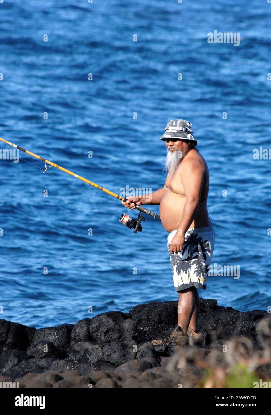 Kauai, Hawaï - août 2010 pêche locale de pêcheurs hawaïens sur la plage de lave à Kauai, Hawaï. Banque D'Images
