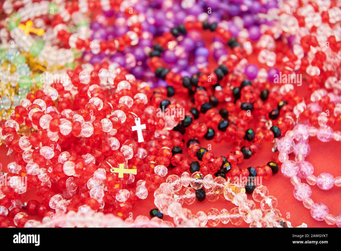 Vue rapprochée d'un affichage de bracelets rosés colorés en perles de plastique à vendre par un vendeur lors du festival Ati-atihan aux Philippines Banque D'Images