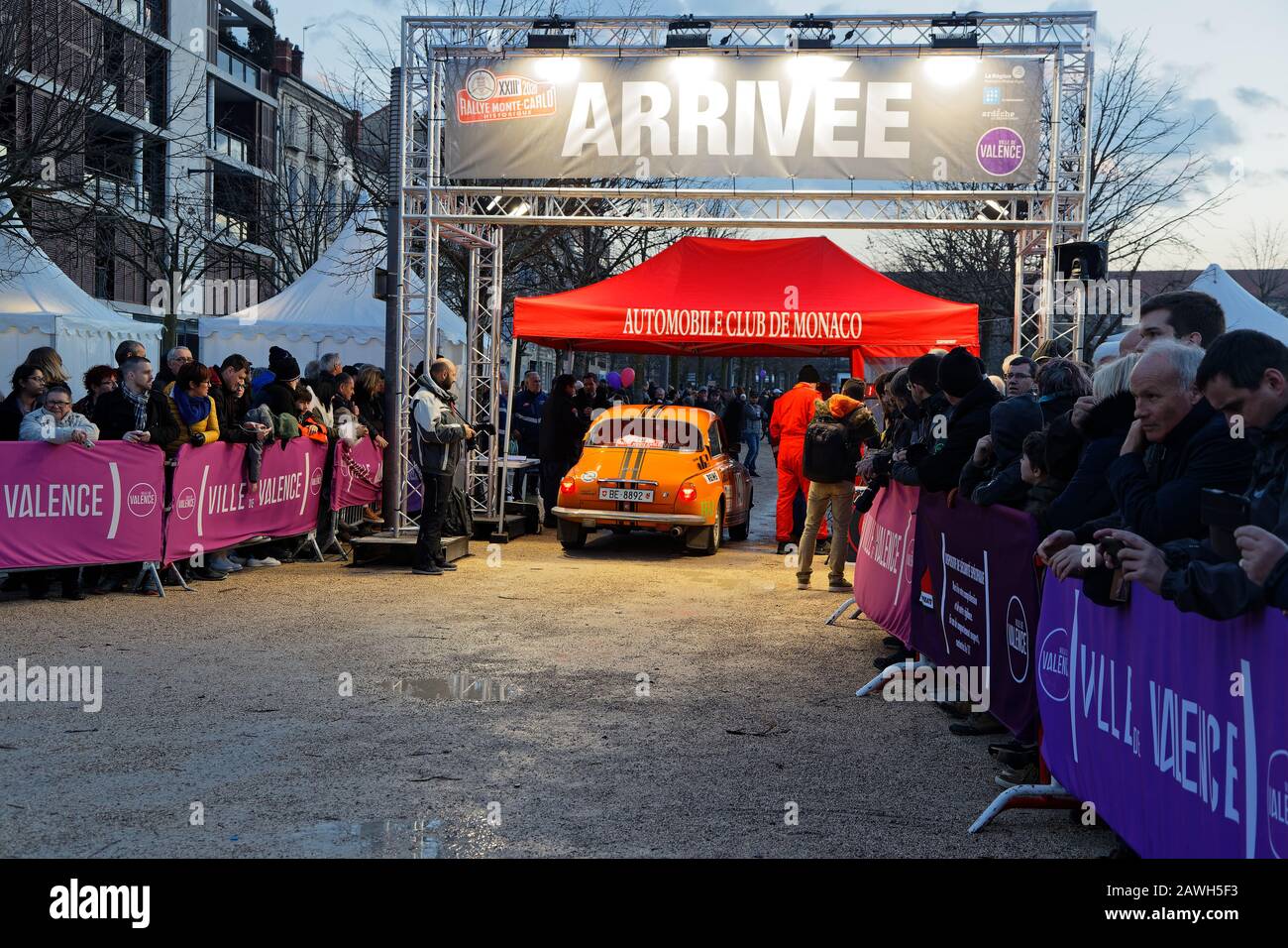 Valence, FRANCE, 1er février 2020 : Arrivée de la scène historique du rallye de Monte-Carlo. Cette 23ème édition accueille 310 équipes de 28 pays avec 40 marques Banque D'Images