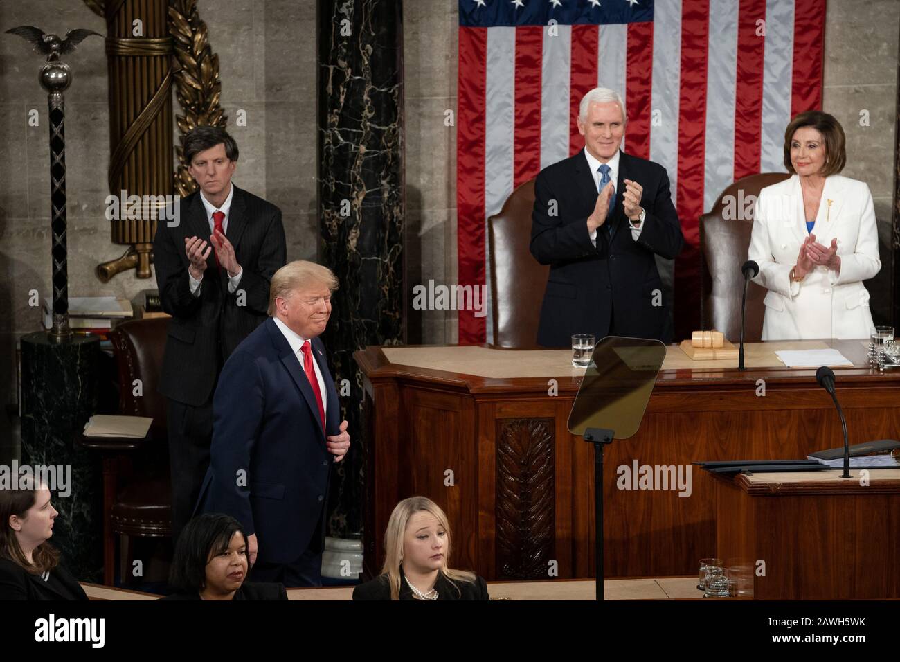 Washington, États-Unis D'Amérique. 04 février 2020. Le président Donald J. Trump est applaudi par le vice-président Mike Pence et le président de la Chambre Nancy Pelosi lorsqu'il arrive à livrer son discours sur l'état de l'Union le mardi 4 février 2020 à la Chambre des députés du Capitole des États-Unis à Washington, DC People: Le président Donald Trump Credit: Tempêtes Media Group/Alay Live News Banque D'Images