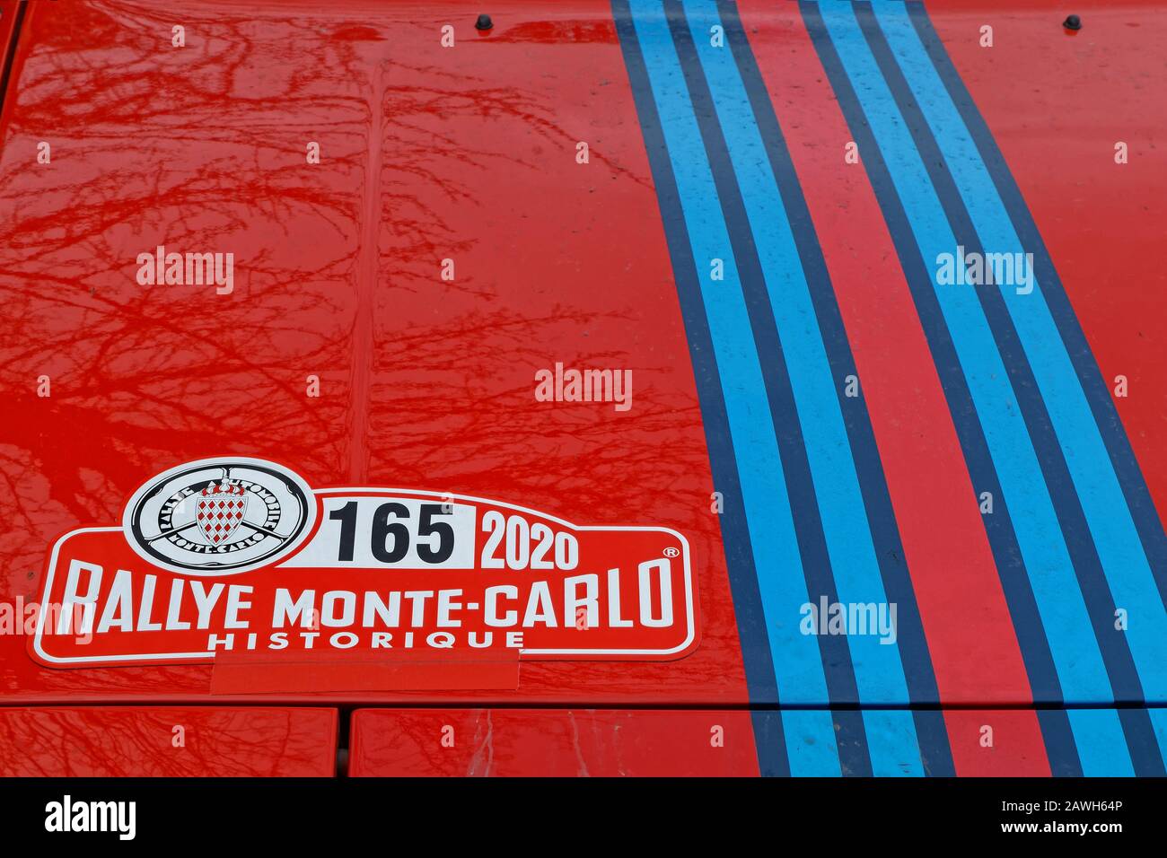 Saint-AGREVE, FRANCE, 2 février 2020 : affiches historiques du rallye de Monte-Carlo sur une voiture. La 23ème édition accueille 310 équipes de 28 pays avec 40 soutien-gorge Banque D'Images