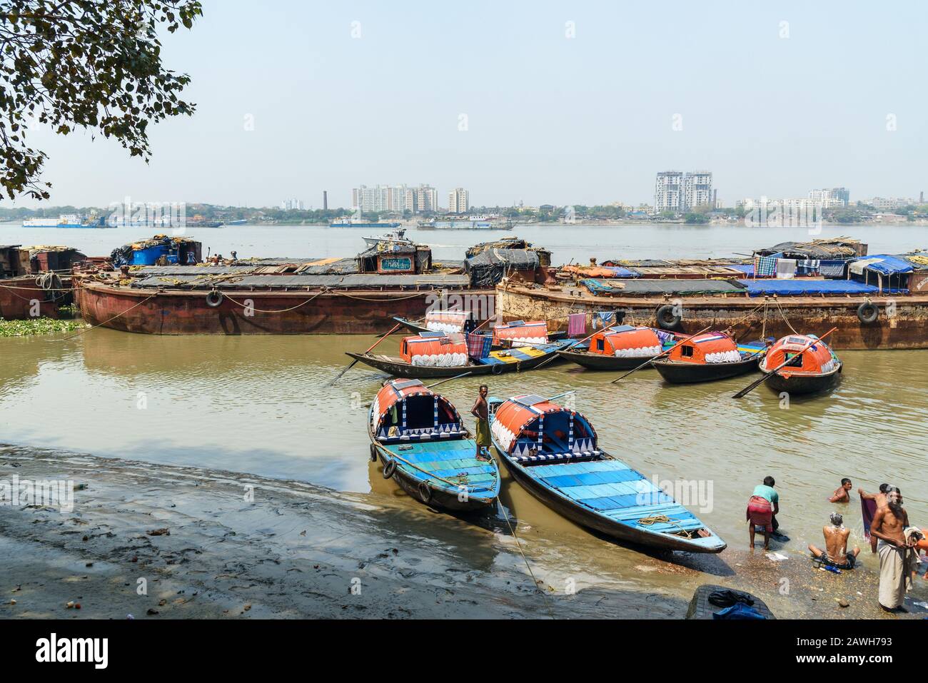 Bateaux de pêche traditionnels en bois dans la rivière Hoogghly ou Ganga à Kolkata. Inde Banque D'Images