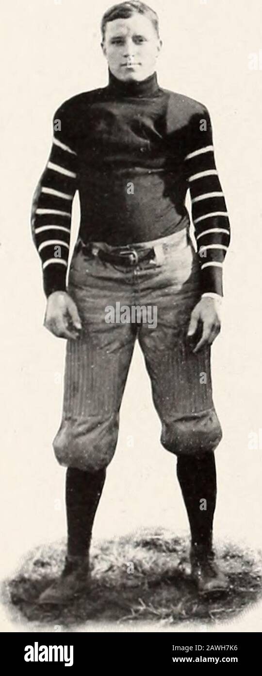 Arbutus . Varsity Left End Left Tackle Left Guard Center Right Guard Right Tackle Right End Johnson Hatfield Trimble Hoover Netherton Dutter H. Pad Lock Roberts Berndt Quarterback Cunninghamberndt Left Halfback S. Paddock (Capt) Fullback Wintertw Cartw Right Halfbackh. PaddockCunningham Sutsphin AlternatesHackman Markle Howard 155 L'équipe. S. Paddock l'équipe de football de 1908 a conteneuedas versatile beaucoup de guerriers comme toute équipe qui a jamais représenté la théUniversity. Comme on lit la re-vue des jeux de saisons et remarque les différentes lignes organisées sélectionnées, il doit conclure thatSheld Banque D'Images