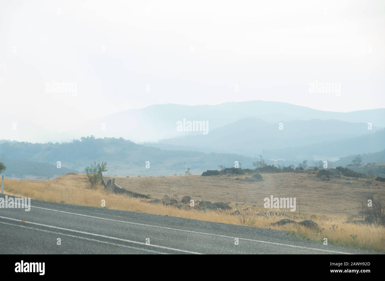 Les montagnes enneigées d'australie couvertes d'un dédale de fumée causé par des feux de brousse à proximité Banque D'Images