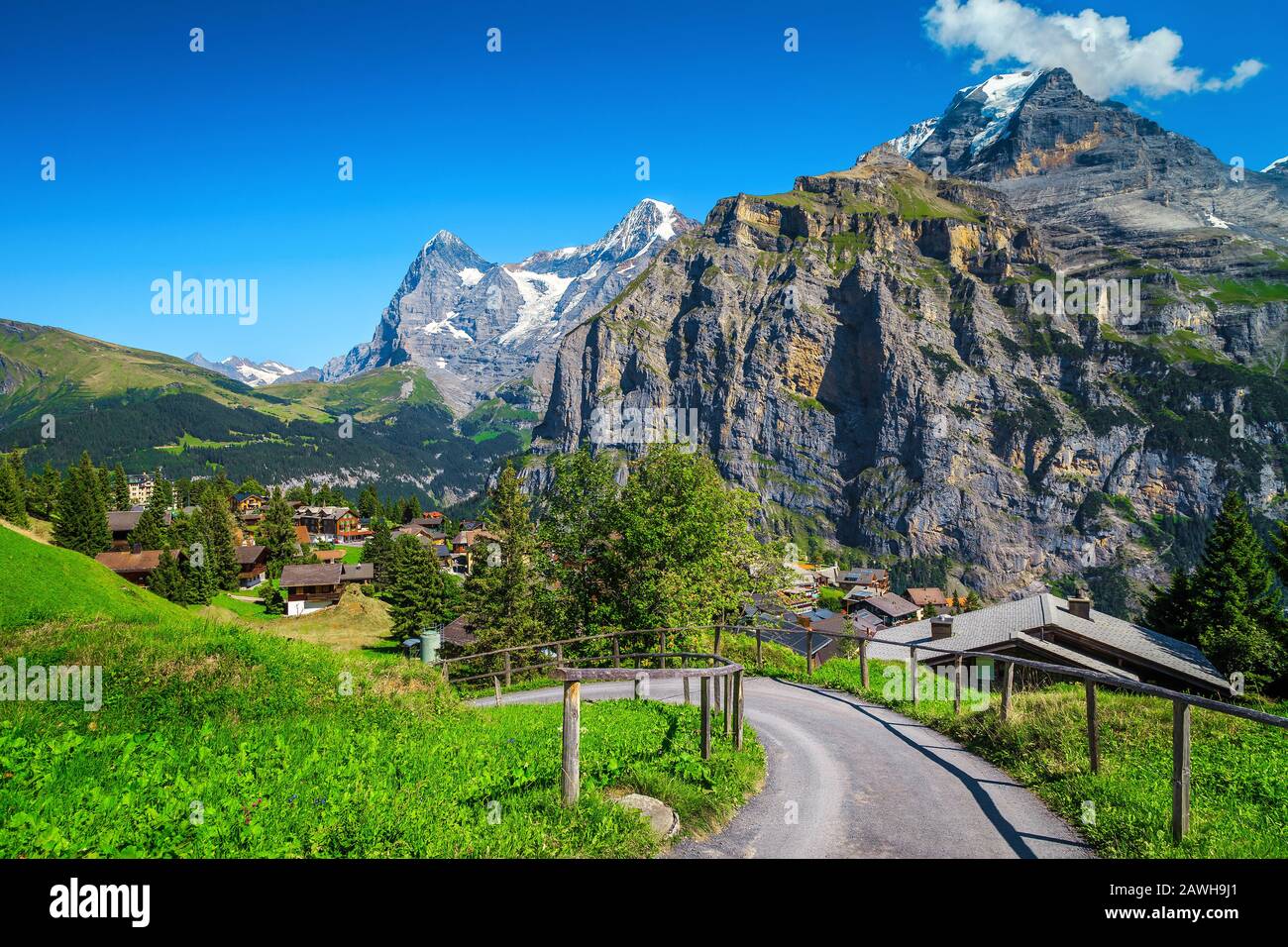 Majestueux complexe de montagne avec maisons en bois alpin et montagnes enneigées en arrière-plan, Murren, Oberland bernois, Suisse, Europe Banque D'Images