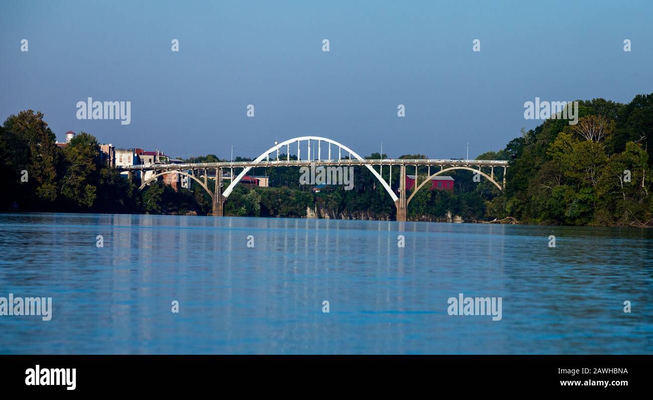 Le Pont Historique Edmund Pettus À Selma, En Alabama. Depuis La Rivière Alabama Banque D'Images
