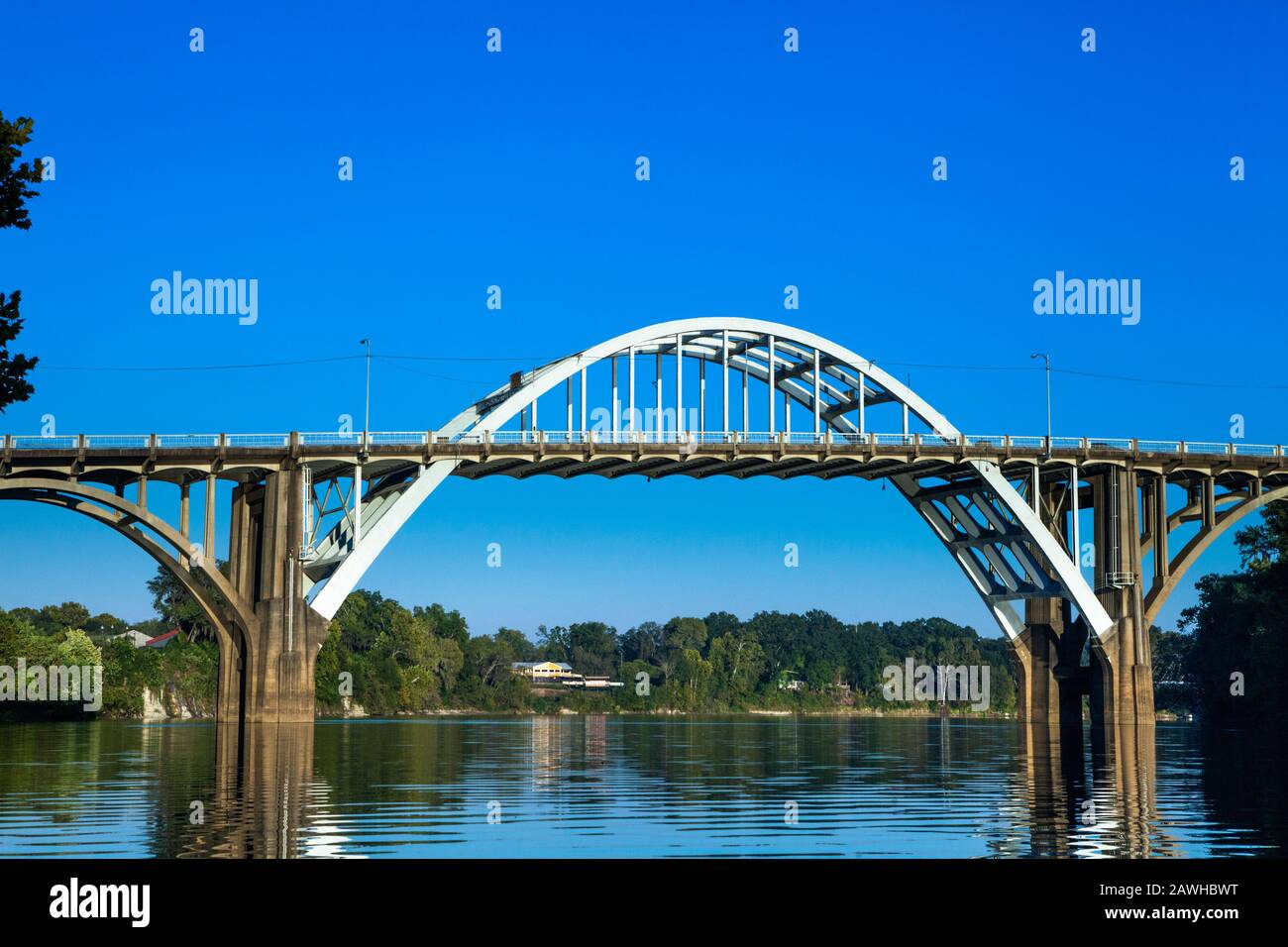 Le Pont Historique Edmund Pettus À Selma, En Alabama. Depuis La Rivière Alabama Banque D'Images