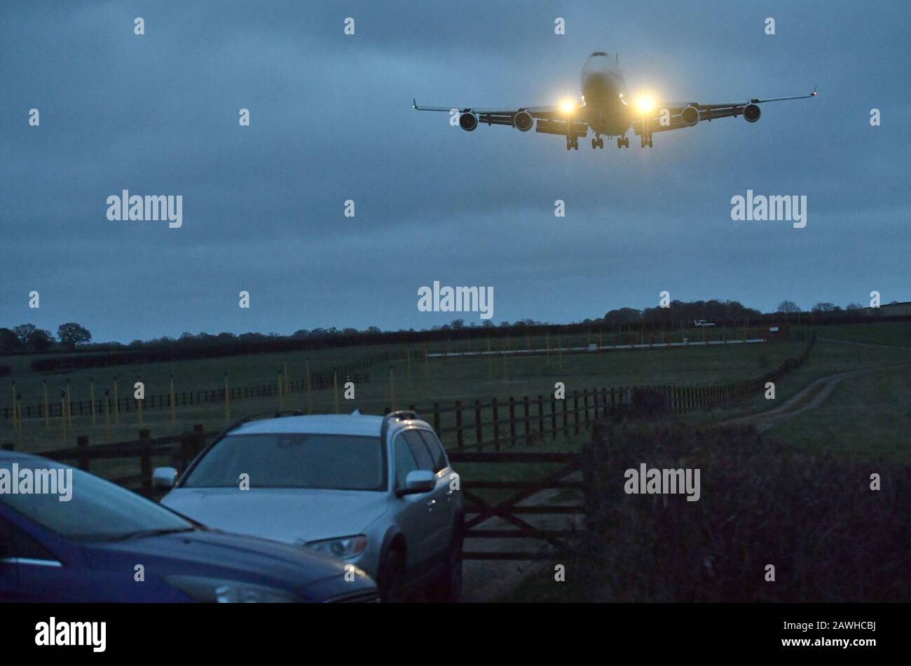 Un avion rapatriant les Britanniques et d'autres nationalités au Royaume-Uni de la ville de Wuhan, une ville frappée par le coronavirus en Chine, arrive à RAF Brize Norton, dans le Oxfordshire. Banque D'Images