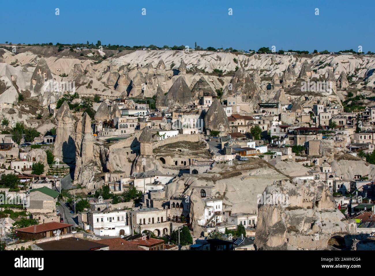 Le village de Göreme dans la région de Cappadoce de Turquie où les bâtiments modernes sont adjacents à d'anciennes cheminées de fées de roches volcaniques. Banque D'Images