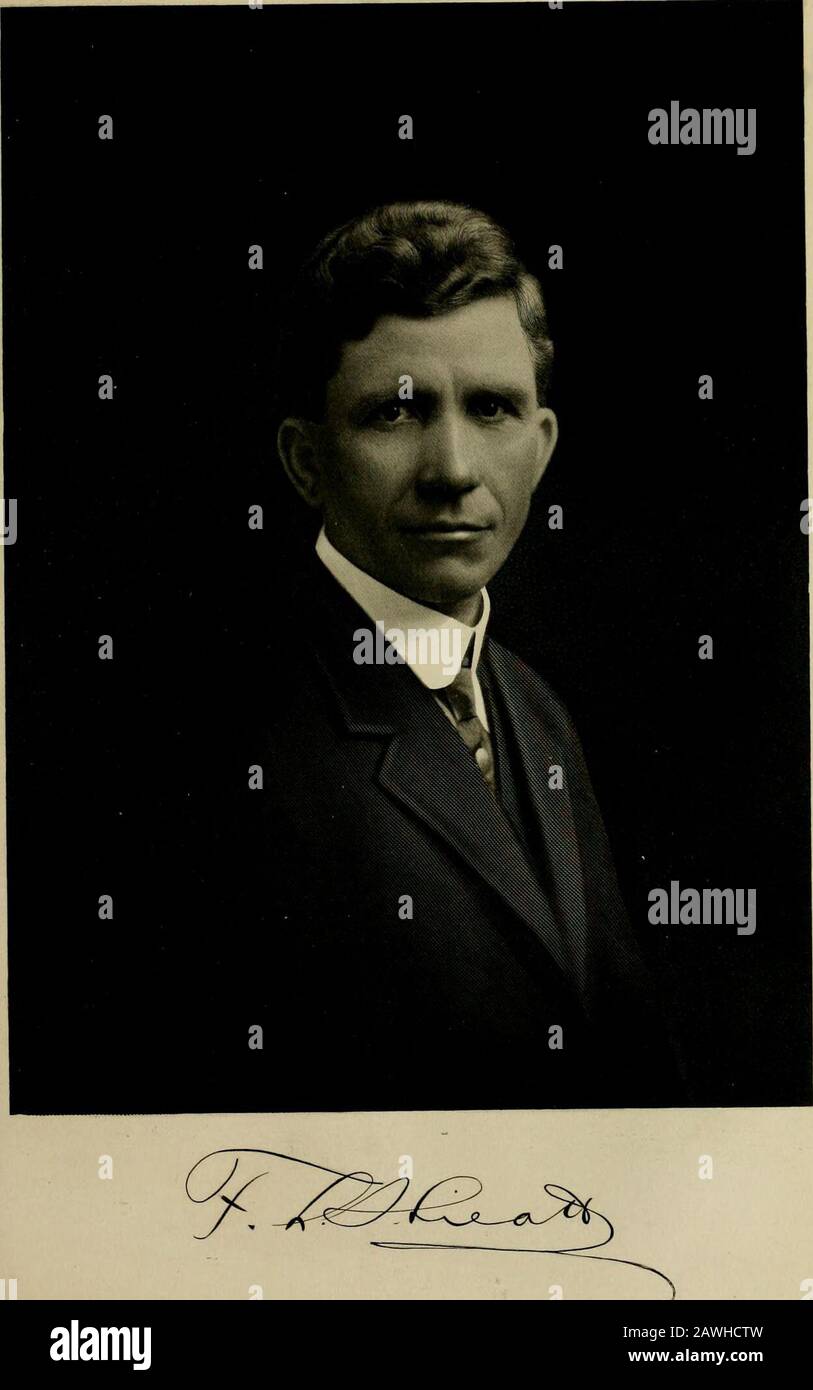 San Diego County, Californie; un record de règlement, d'organisation, de progrès et de réalisation . IEATT. Forrest L. Hieatt, qui, depuis 1905, est en bonne place liée à des intérêts de busi-ness à San Diego, est né à Louisville, Kentucky, le 5 août 1871, ason de Merideth P. et Sarah M. (Mitchel) Hieatt. Après avoir terminé l'éducation hiséducation dans le public et les écoles secondaires de sa ville natale, il a obtenu une posi-tion avec le chemin de fer Monon comme caissier adjoint. Il est entré dans les fonctions d'hisanture en 1889 et a réussi son travail pendant deux ans, après quoi il a été commis en chef auprès de la Louisville & Na Banque D'Images