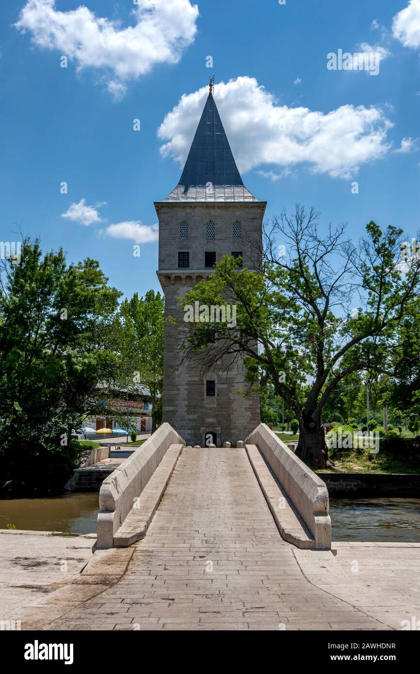 Un pont menant sur une rivière vers la tour ottomane médiévale connue sous le nom d'Adalet Kasri (Tour de justice) à Edirne en Turquie. Banque D'Images