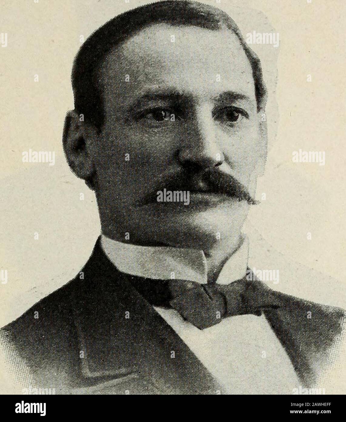 Les notices biographiques de l'Ohio, un manuel du gouvernement et des institutions de l'État de l'Ohio . 1883 M. Royer est élu maire de Tiffin, battant par la majorité habituelle de démo-cratique le regretté général Wm. H. Gibson, qui était le candidat de l'oppo- (363) 3(^4 ^HE BIOGRAlHICAL ANNALS DE L'OHIO. La 76ème Assemblée générale—Sénat. Sition. Il a été réélu en 1885. M. Royer est marié en avril 1883 à MissClara Baltzell, décédée le 22 juin 1889, laissant trois filles, la plus âgée de seize ans. Depuis la mort de Mme Royer, les Sénateurs ont présidé la mise en sétab Banque D'Images