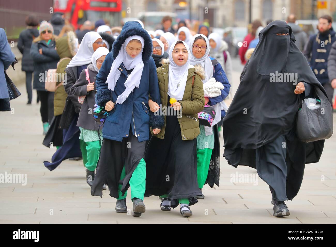 Un groupe de filles d'école musulmanes avec leur professeur à Parliament Square, Westminster, Londres, Royaume-Uni Banque D'Images