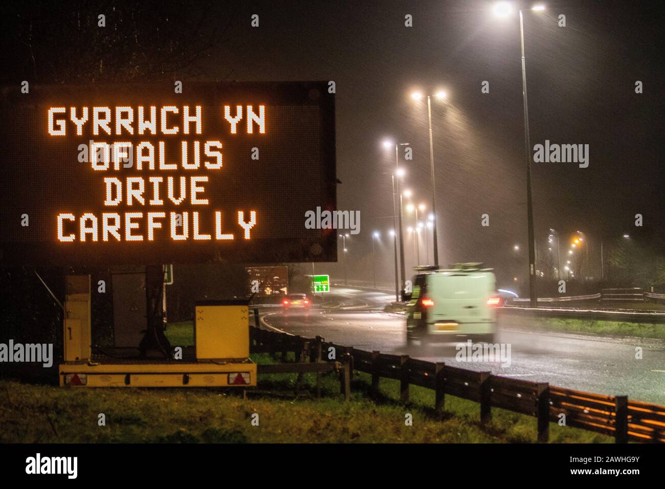 Flintshire, Pays De Galles Du Nord, Royaume-Uni. Météo au Royaume-Uni: Dimanche 9 février 2020, les conditions météorologiques extrêmes d'aujourd'hui avec un avertissement Amber Met Office pour la tempête Ciara frappe maintenant le nord du Pays de Galles avec les conditions actuelles sur l'A55 passant par Halkyn © DGDImages/AlamyNews Banque D'Images