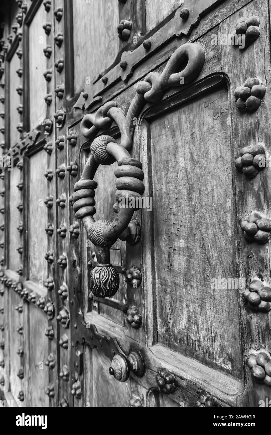 Porte médiévale en bois, détails de décoration et de protection, art en bois Banque D'Images