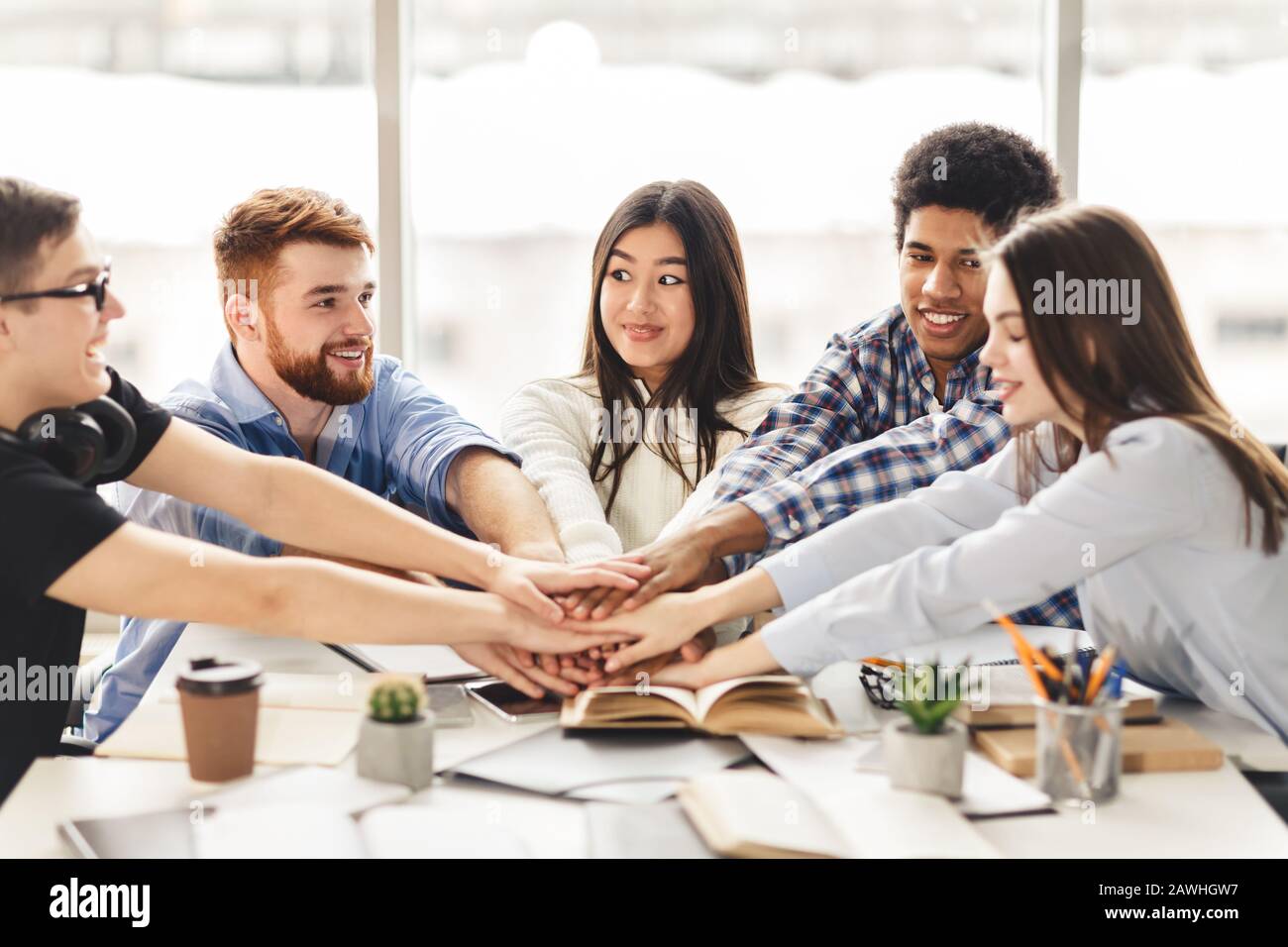 Concept de travail d'équipe. Les étudiants internationaux mettent leurs mains ensemble Banque D'Images