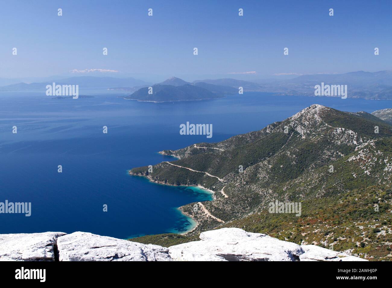 L'entrée du golfe Pagasétique et des montagnes enneigées à la distance de la montagne Tiseo, Pélion du Sud, Grèce Banque D'Images