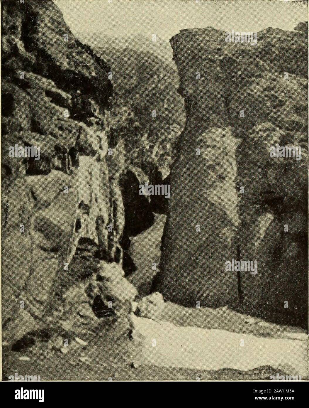 Dans la terre interdite, un compte rendu d'un voyage au Tibet . Le CHAI-LEK PASSE nous-mêmes sur la rivière Buddi, un affluent du Kali. Juste au-dessus du pont était une magnifique cascade, près du côté gauche dont nous avons trouvé une sorte de grotto hol-ladus sous une roche. Les Shokas et les Tibétains se sont utiles comme terrain de camping. À notre droite, haut sur le côté de la falaise, était le village pict-uresque de Buddi (9300 pieds), avec ses deux et trois maisons étagées. En dessous et au-dessus de lui en long zigzags LE PASSAGE DE CHAI pourrait être vu la piste ascendante au sommet de Chai-Lek, ou Tcheto Pass, comme le Shokas l'appelle. Au niveau des roulements Banque D'Images