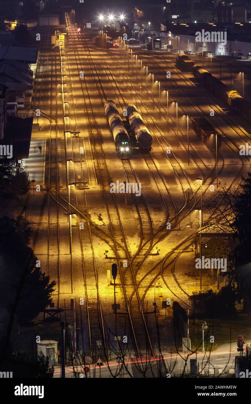 Prise de nuit de la gare Nova Gorica Slovénie avec composition sur rails feux ouverts prêts pour la tâche Banque D'Images