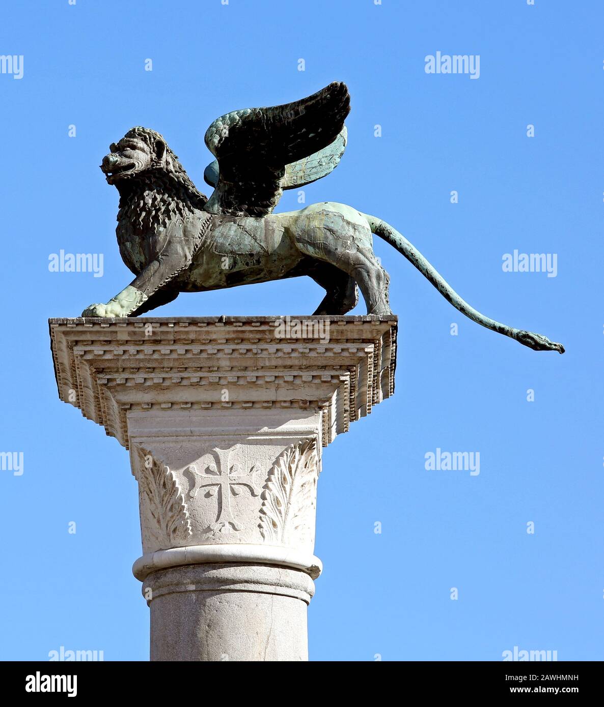 Symbole lion ailé de Venise appelé LEONE ALATO en langue italienne en Italie sur une colonne blanche sur la Piazza San Marco Banque D'Images