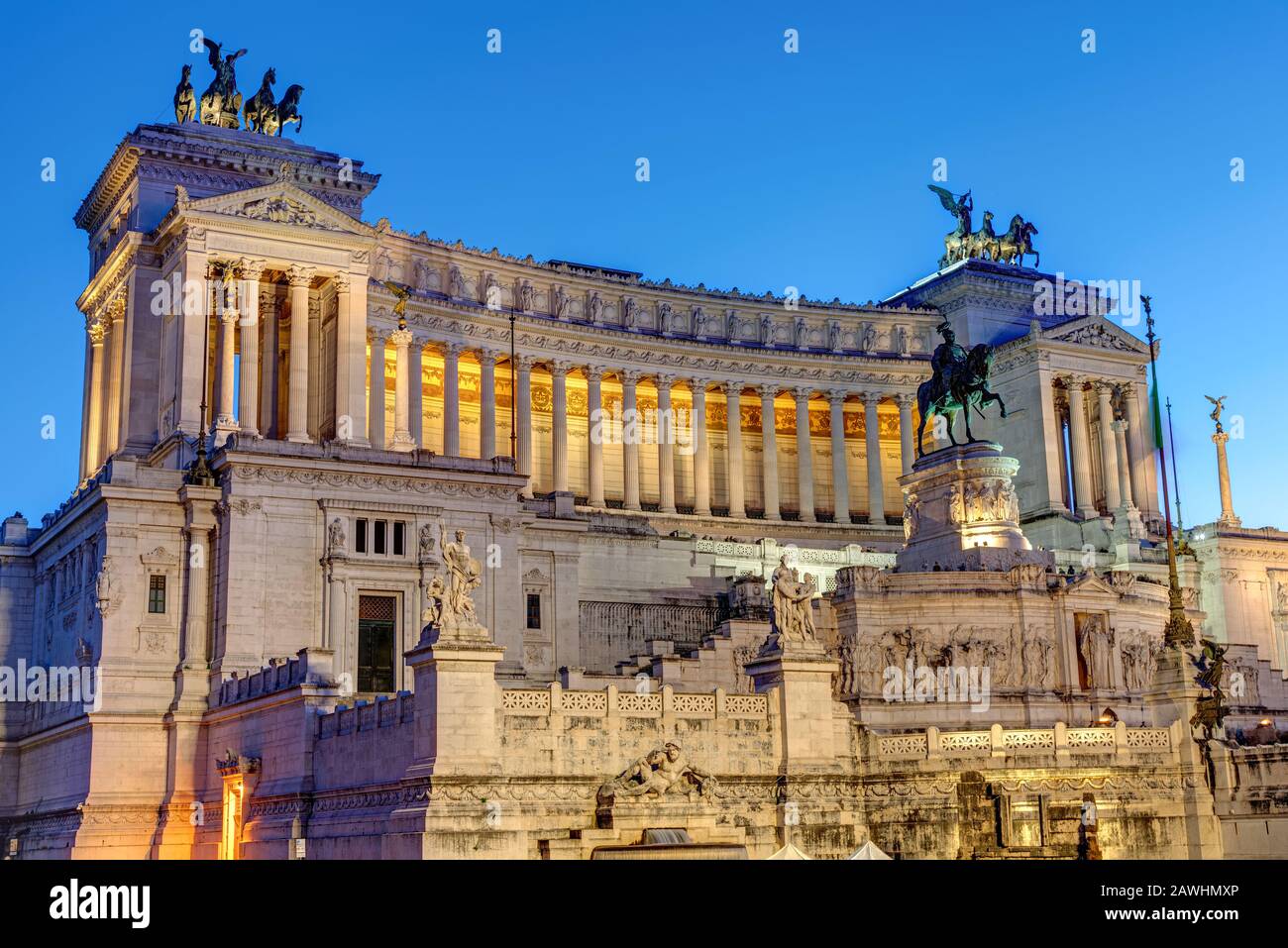 Le monument national Victor Emmanuel II à Rome, Italie, au crépuscule Banque D'Images