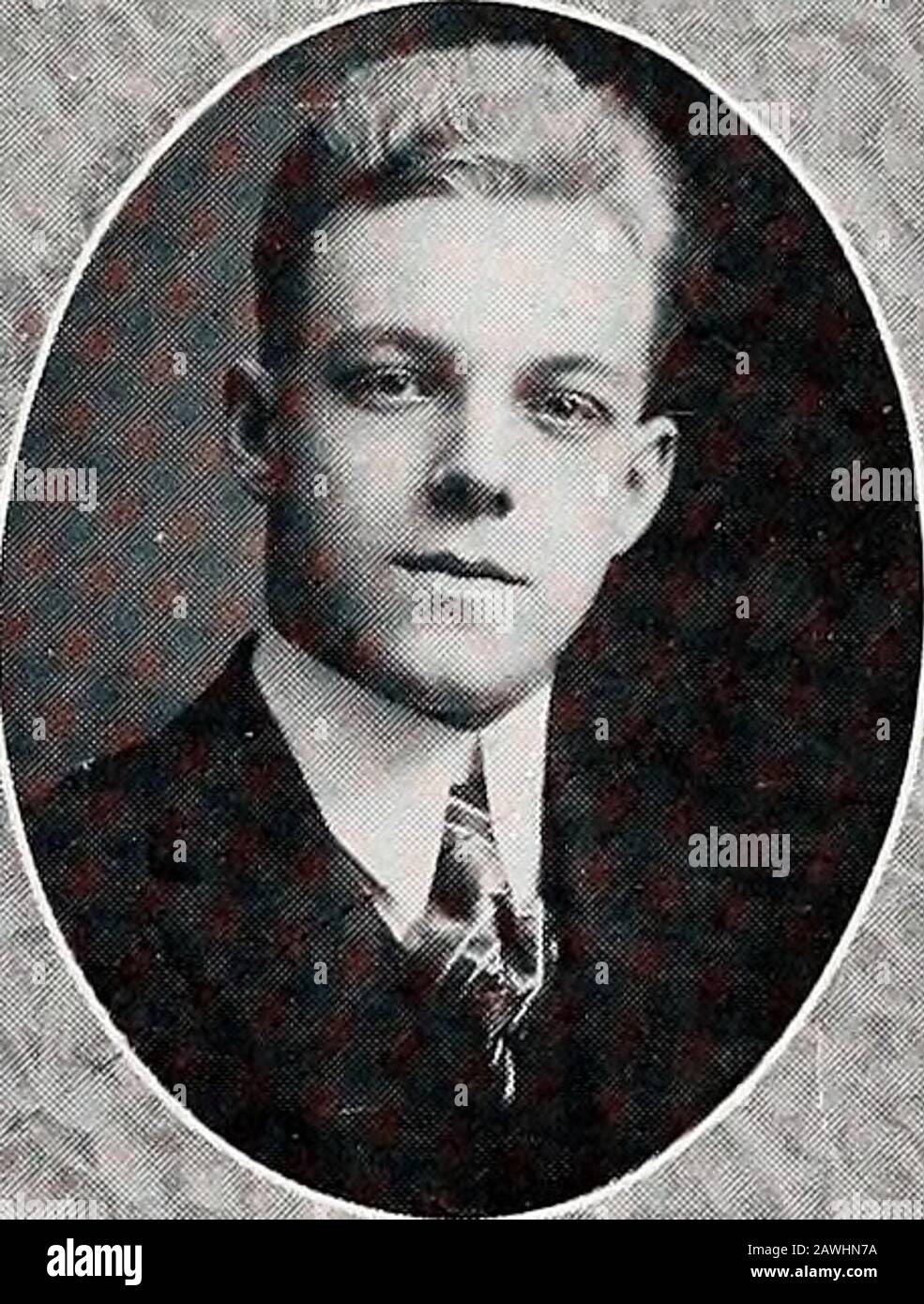 Le Nord . Don H. Copeland, A. B. Wapakoneta, OhioW. H. S., 16; Western Reserve Univer-sity; Choral Society; The Band, 18; U. S.N. R. F.; rédacteur en chef 1919 NaRTHERN;Valedictorian. Adélaïde Grimes, B. S. Selma, OhioSouth Charleston H. S., 16; Débat Sur La Soi-cieté, Nord N, 17; Presse AdelphianFall, 17; sec. Jr. Classe, 18 ; Presse Y. W.C. A., 18-19 ; Filles Militaires ; Asst. Libar-ian, 17-1 S; historien de classe.Qui a dit qu'elle zvasiit connu à 0. N. U.f Elmer E. Clifford, B. S. McKeesport, Pa.Ohio Northern Preparatory School; IronCity Business College, Pittsburgh, Pa.;Franklin ; rédacteur en chef 19 Banque D'Images
