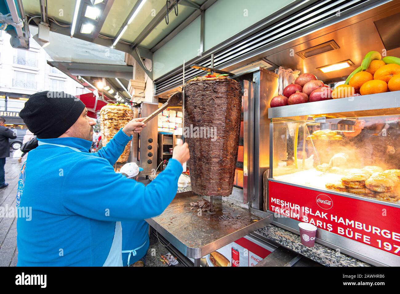 Istanbul - JAN 02: Vendeur d'homme faisant le Plat turc traditionnel Durum ou Kebab dans la rue d'Istanbul le 02 janvier. 2020 en Turquie Banque D'Images