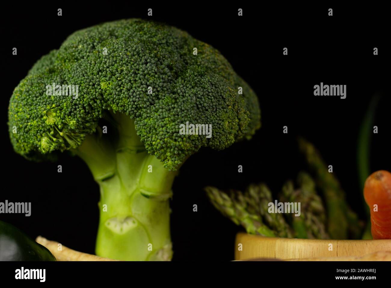 Groupe de légumes sur fond noir. Concept de nutrition saine Banque D'Images