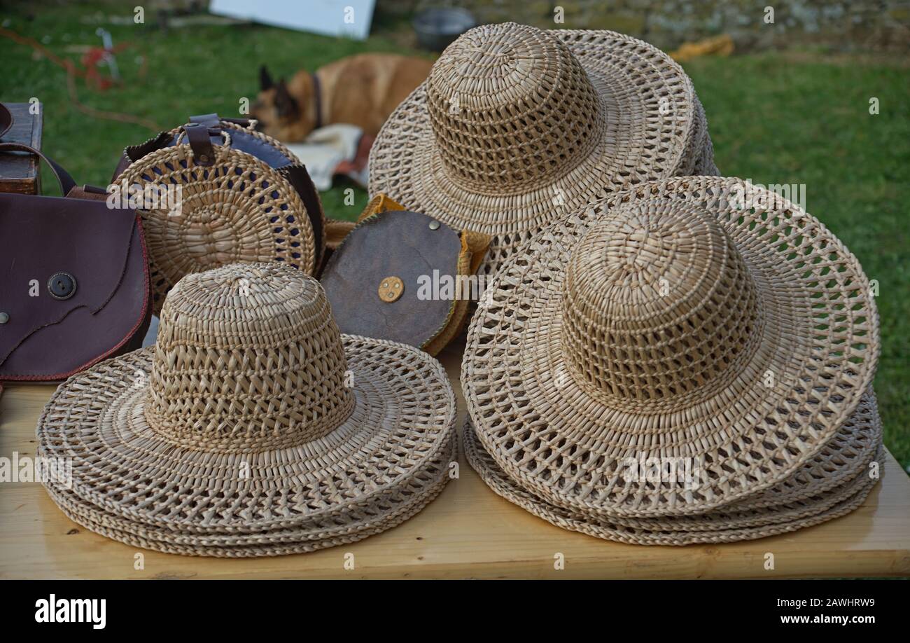 Anciens chapeaux de paille à vendre sur table en bois Photo Stock - Alamy