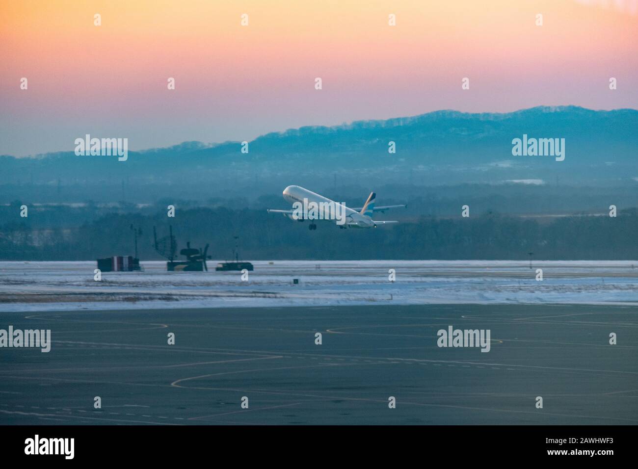 Vladivostok, RUSSIE - 10 janvier 2020: Airbus  -231 HL7763 de la compagnie aérienne Air Busan qui se prépare au décollage à l'aéroport de Knevichi Banque D'Images