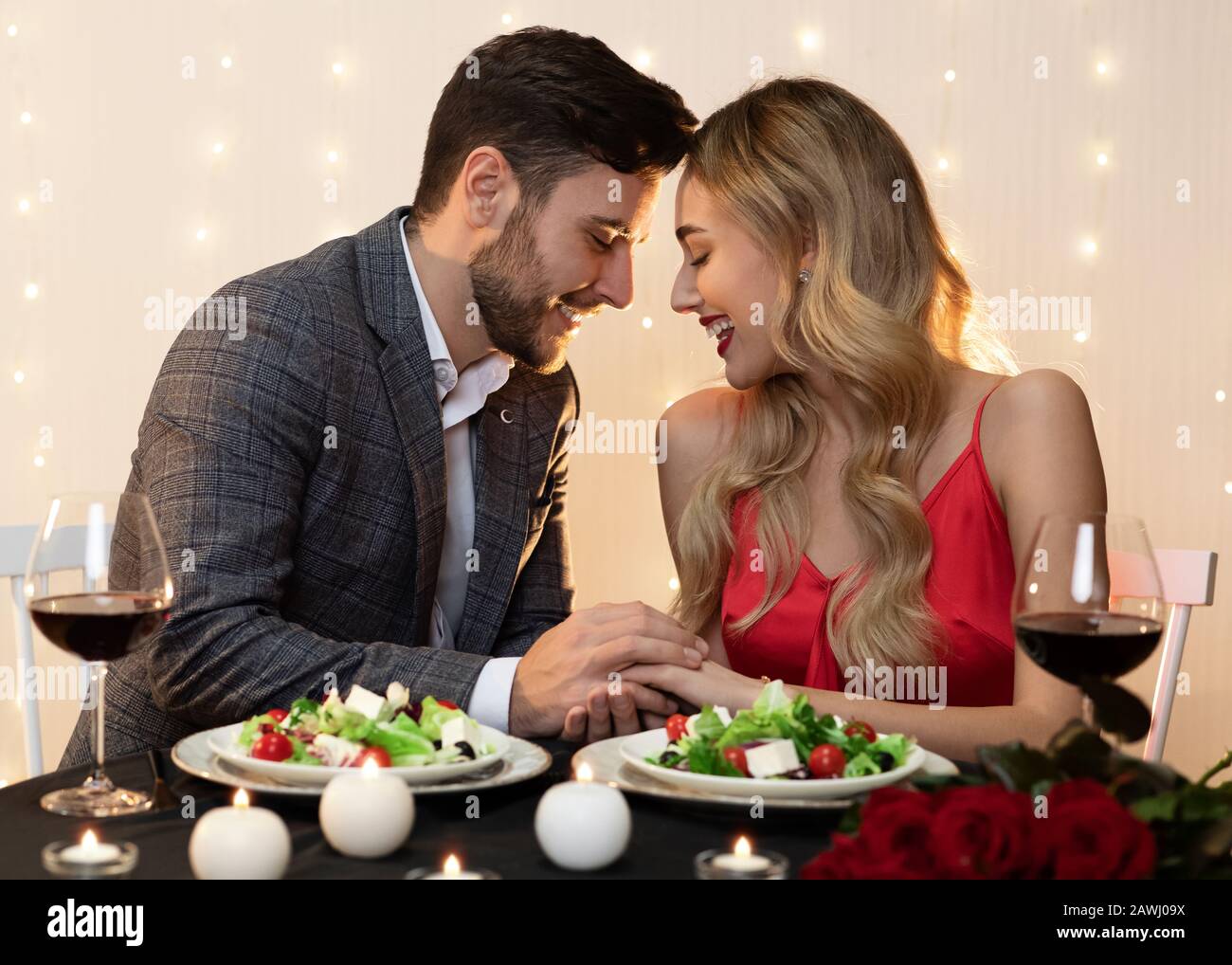 Couple Amoureux Celebrant La Saint Valentin Au Restaurant Diner Romantique Photo Stock Alamy Couple Amoureux Celebrant La Saint Valentin Au Restaurant Diner Romantique Photo Stock Alamy