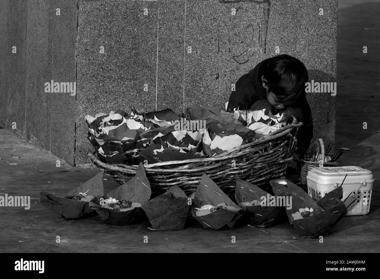 Un travailleur enfant dormant en milieu de journée Banque D'Images