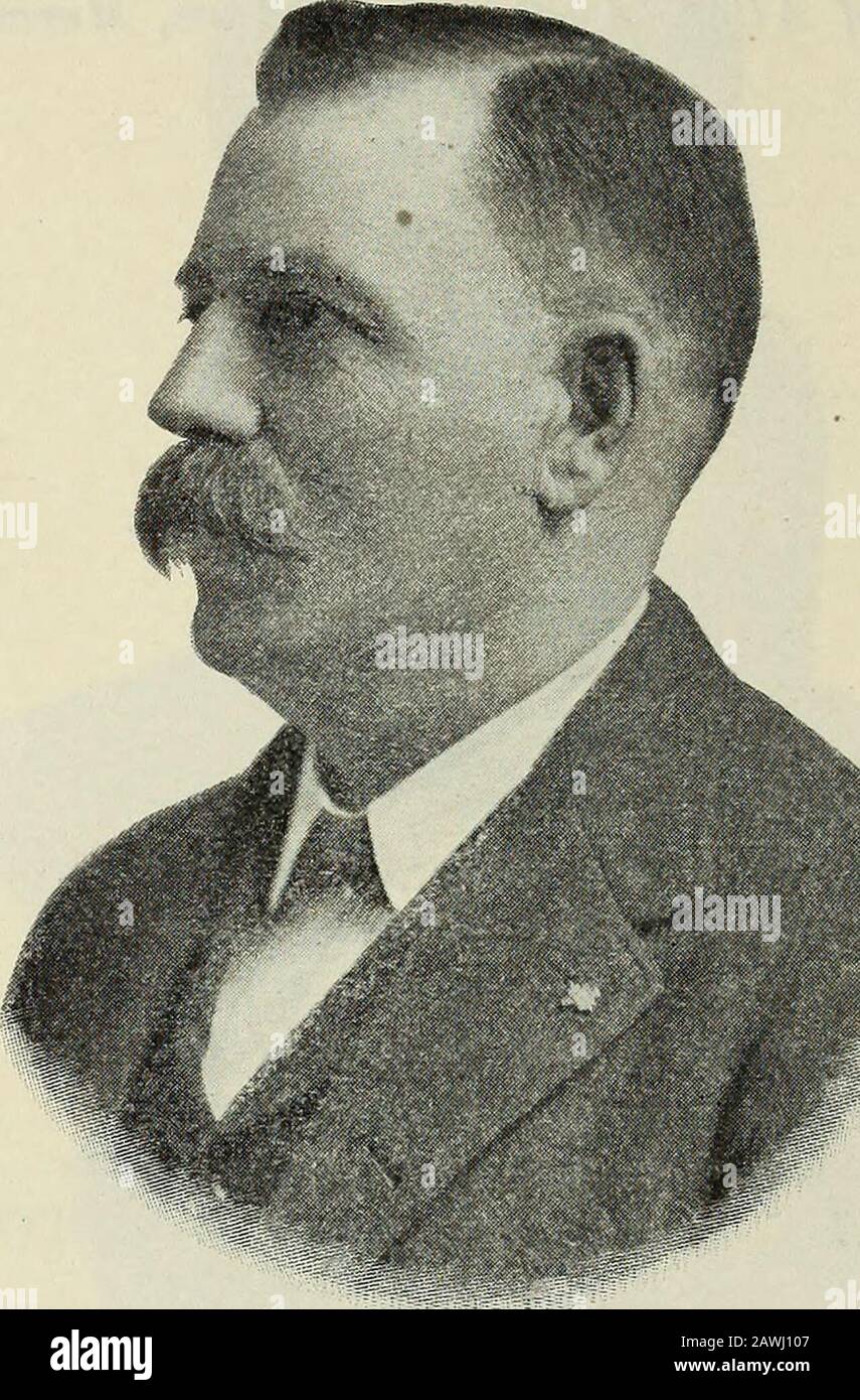 Les notices biographiques de l'Ohio, un manuel du gouvernement et des institutions de l'État de l'Ohio . -crat, avec lequel il est connecté depuis 1877. Il a été membre de la Senatede la 73d Assemblée générale (1898-99) de son district (32d) et n'est pas un étrangleur de ses fonctions sénatoriales. Il est né près de Groveport, dans le comté de Franklin, en 1858, et il est enlevé au comté de Henry en 1872. A été éduqué dans les écoles publiques de Napo-leon et pendant dix ans après son diplôme était enseignant. Il a démissionné de la super-intendence des écoles Holgate en 1887, pour entrer sur le travail de journal, dans lequel il a été e Banque D'Images