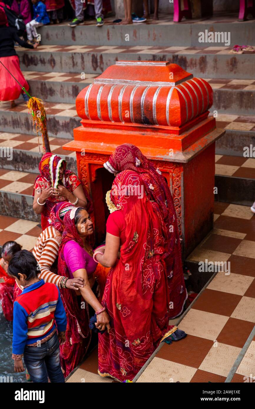 Inde, Rajasthan, Shekhawati, Udaipurwati, Adaval Valley, Lohargal Dham, Surakund, lieu de pèlerinage, Saint-gistern rempli d'eau chaude de source, femmes c Banque D'Images