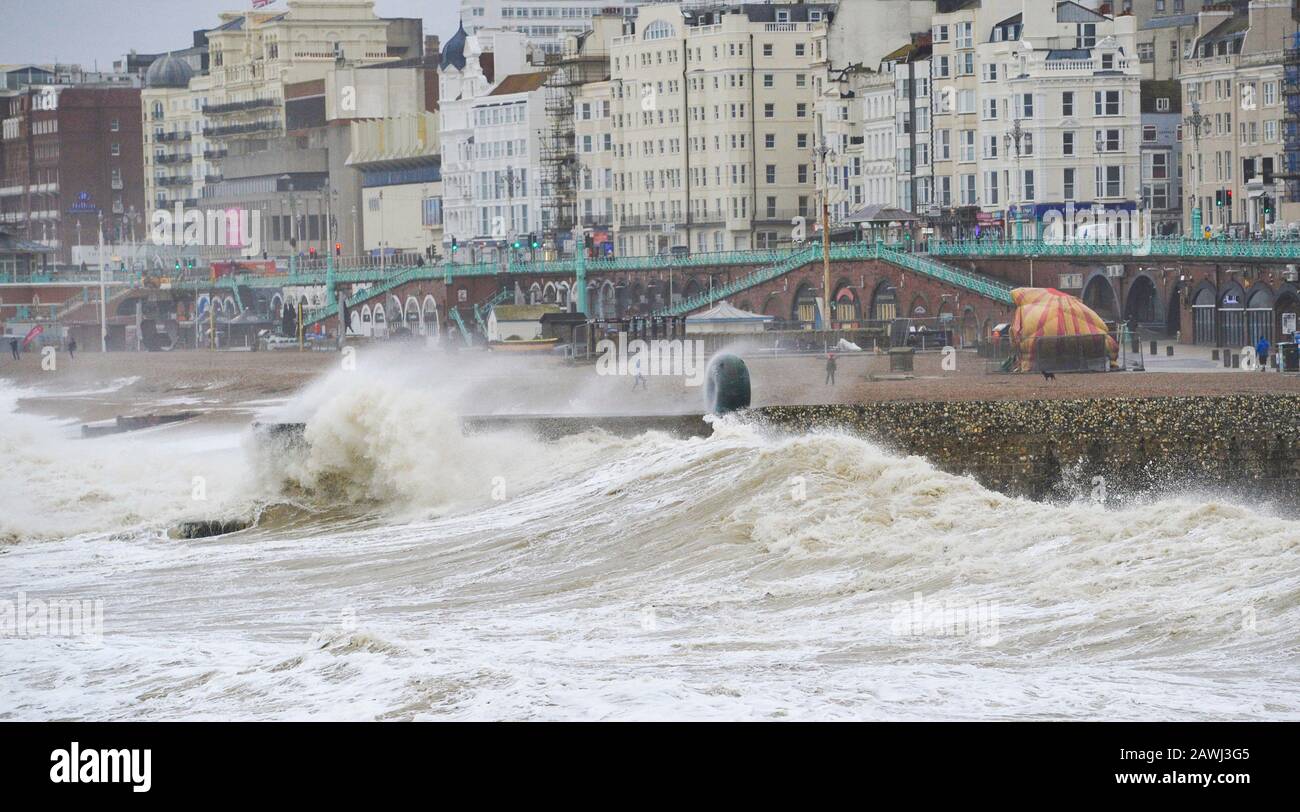 Brighton Royaume-Uni 9 février 2020 - D'Énormes vagues s'écrasent sur le front de mer de Brighton car la tempête Ciara frappe la Grande-Bretagne avec des avertissements ambrés dans tout le pays car des vents violents sont censés causer des dommages et un danger possible pour la vie: Crédit Simon Dack / Alay Live News Banque D'Images