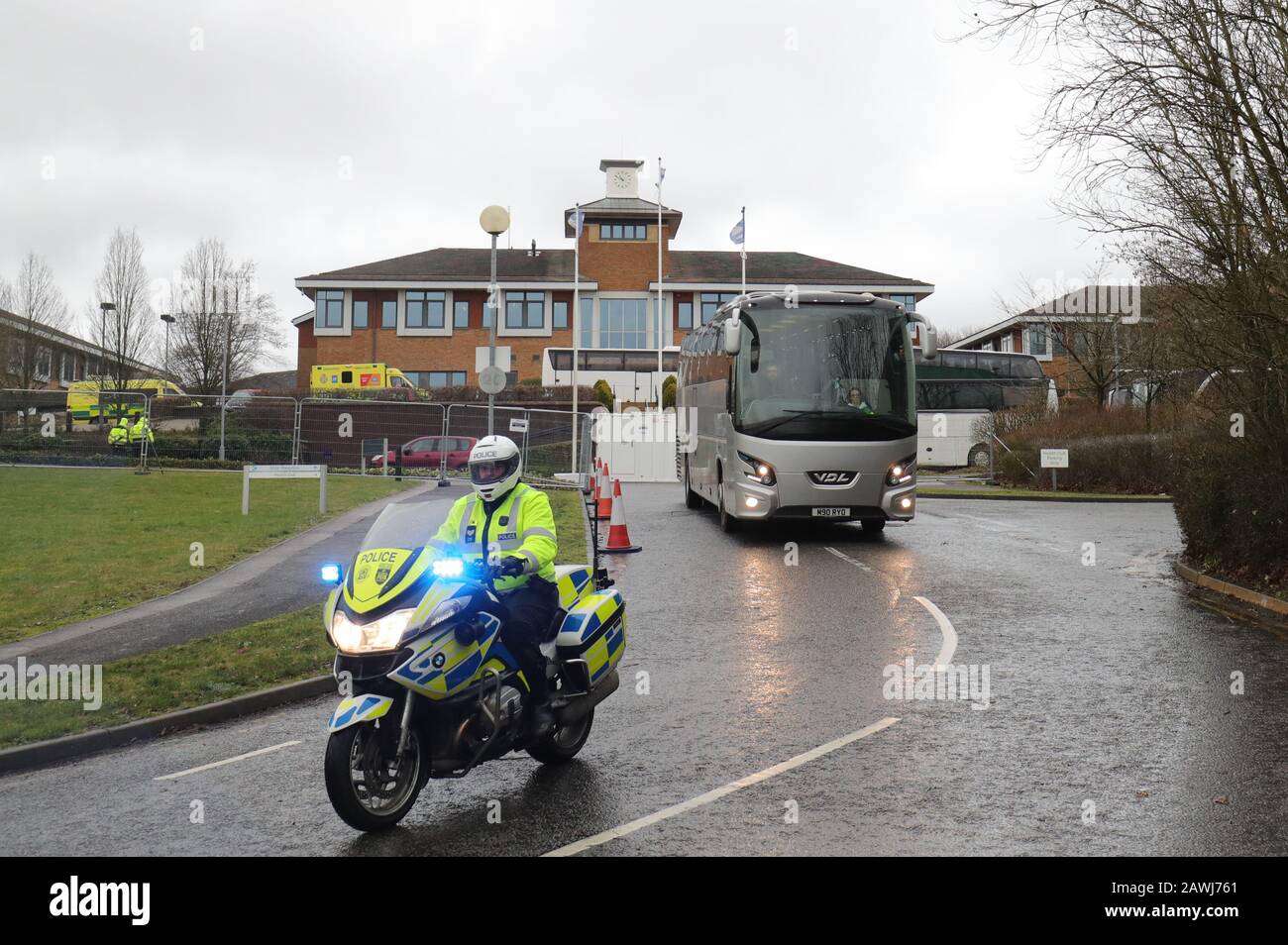 Les autocars transportant des évacués de Coronavirus arrivent au centre de formation et de conférence de Kents Hill Park, à Milton Keynes, après avoir été rapatriés au Royaume-Uni de la ville de Wuhan, une ville frappée par le coronavirus en Chine. Banque D'Images