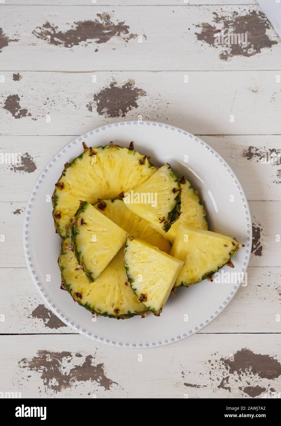 ananas frais coupé sur l'ancien bois blanc peint Banque D'Images