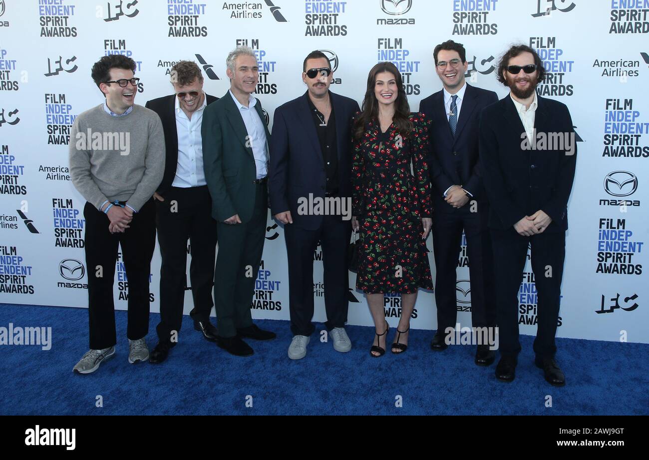 Santa Monica, Ca. 8 février 2020. Eli Bush, Sebastian Bear-Mcclard, Ronald Bronstein, Adam Sandler, Idina Menzel, Benny Safdie Et Josh Safdie. Eli Bush, de gauche à droite, Sebastian Bear-McClard, Ronald Bronstein, Adam Sandler, Idina Menzel, Benny Safdie et Josh Safdie, lors des Prix indépendants du film 2020 qui ont eu lieu à Santa Monica Pier à Santa Monica, Californie, le 8 février 2020. Crédit: Faye Sadou/Media Punch/Alay Live News Banque D'Images