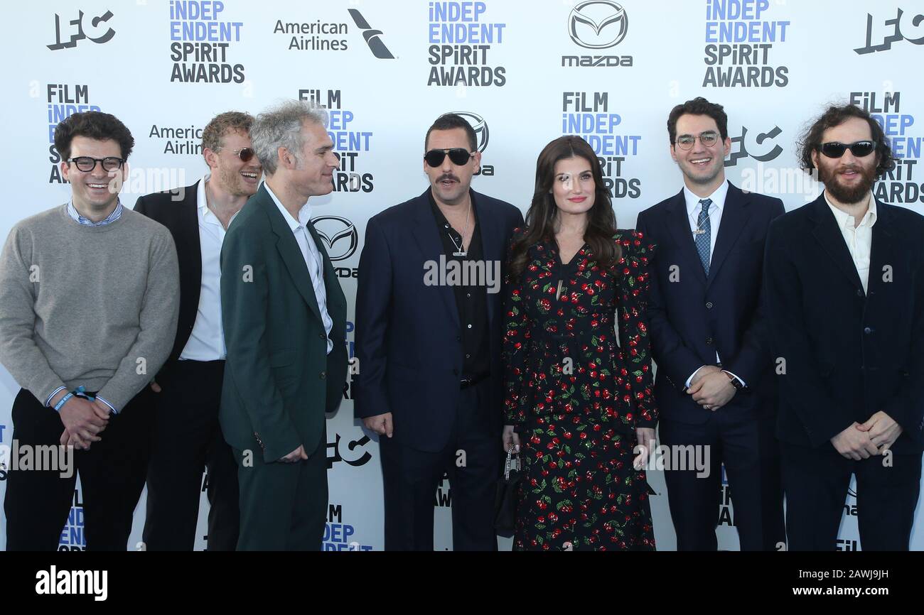 Santa Monica, Ca. 8 février 2020. Eli Bush, Sebastian Bear-Mcclard, Ronald Bronstein, Adam Sandler, Idina Menzel, Benny Safdie Et Josh Safdie. Eli Bush, de gauche à droite, Sebastian Bear-McClard, Ronald Bronstein, Adam Sandler, Idina Menzel, Benny Safdie et Josh Safdie, lors des Prix indépendants du film 2020 qui ont eu lieu à Santa Monica Pier à Santa Monica, Californie, le 8 février 2020. Crédit: Faye Sadou/Media Punch/Alay Live News Banque D'Images