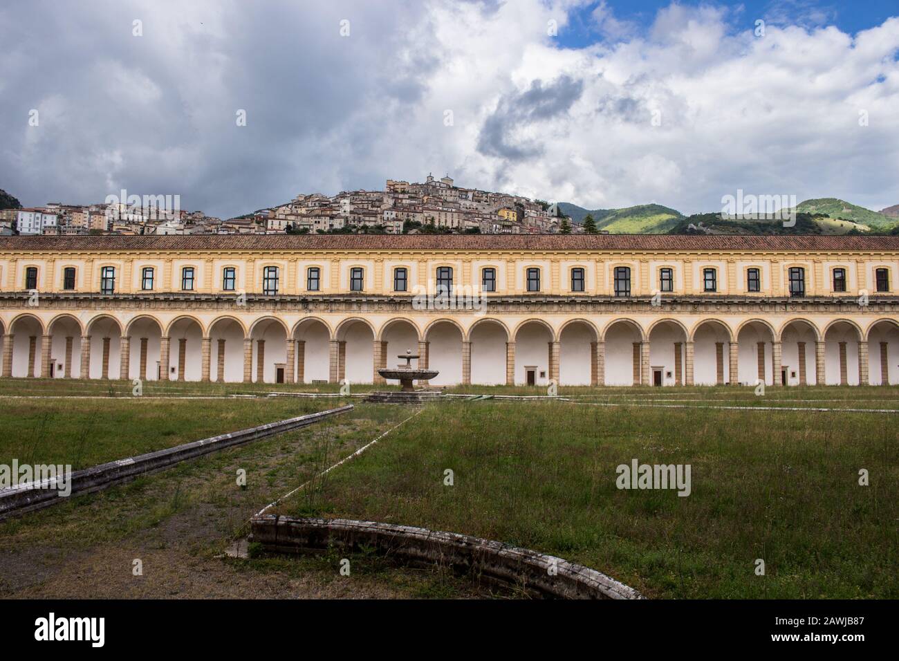 Padula, Salerne, Campanie, Italie - 21 Mai 2017: Grand Cloître Dans Le Certosa Di San Lorenzo Banque D'Images