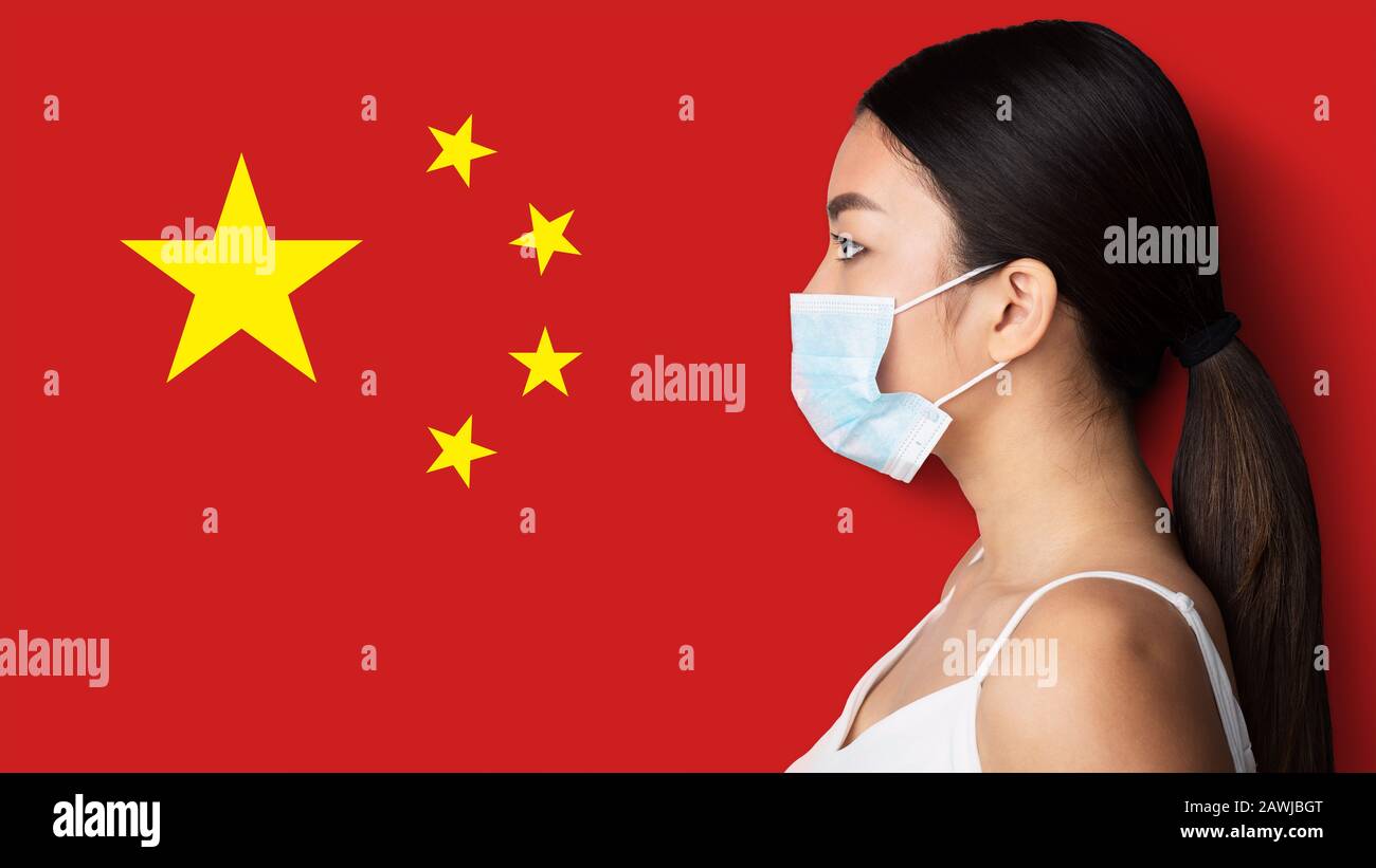 Fille asiatique dans le masque médical regardant le drapeau de pays de Chine Banque D'Images