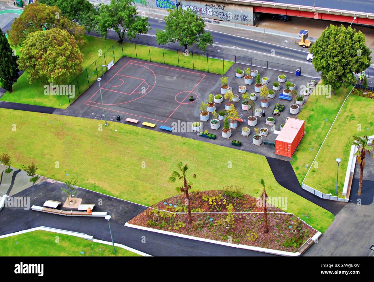 Demi-terrain de basket-ball et jardin dans un jardin communautaire, Southbank, Melbourne, Australie Banque D'Images