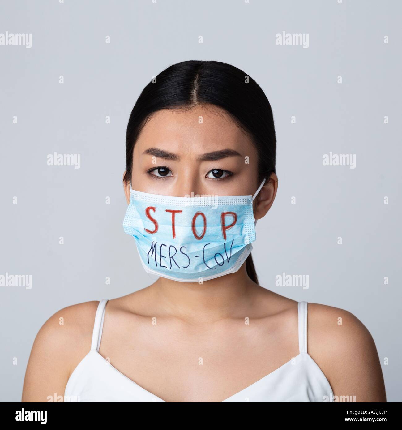 Portrait d'une femme malade asiatique portant un masque médical de protection Banque D'Images