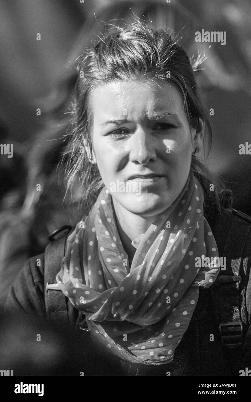 Amsterdam, Pays-Bas - 15 octobre 2011 : occuper des manifestations et manifestations à Amsterdam. Le mouvement Occupy a été une protestation spontanée à l'échelle mondiale contre les inégalités économiques et la manière dont le secteur financier mondial agit. Le mouvement a commencé aux États-Unis et s'est répandu dans de nombreux pays et villes. Le samedi 15 octobre 2011, environ 1000 personnes se sont rassemblées sur la Beursplein. Dans le cadre du reportage que j'y ai réalisé, j'ai capturé quelques visages dans la foule. C'est quelque chose que je fais souvent lorsque je photographie de grands événements publics. Toutes ces personnes étaient là, chacune pour leurs propres raisons. Chacun de ces fac Banque D'Images