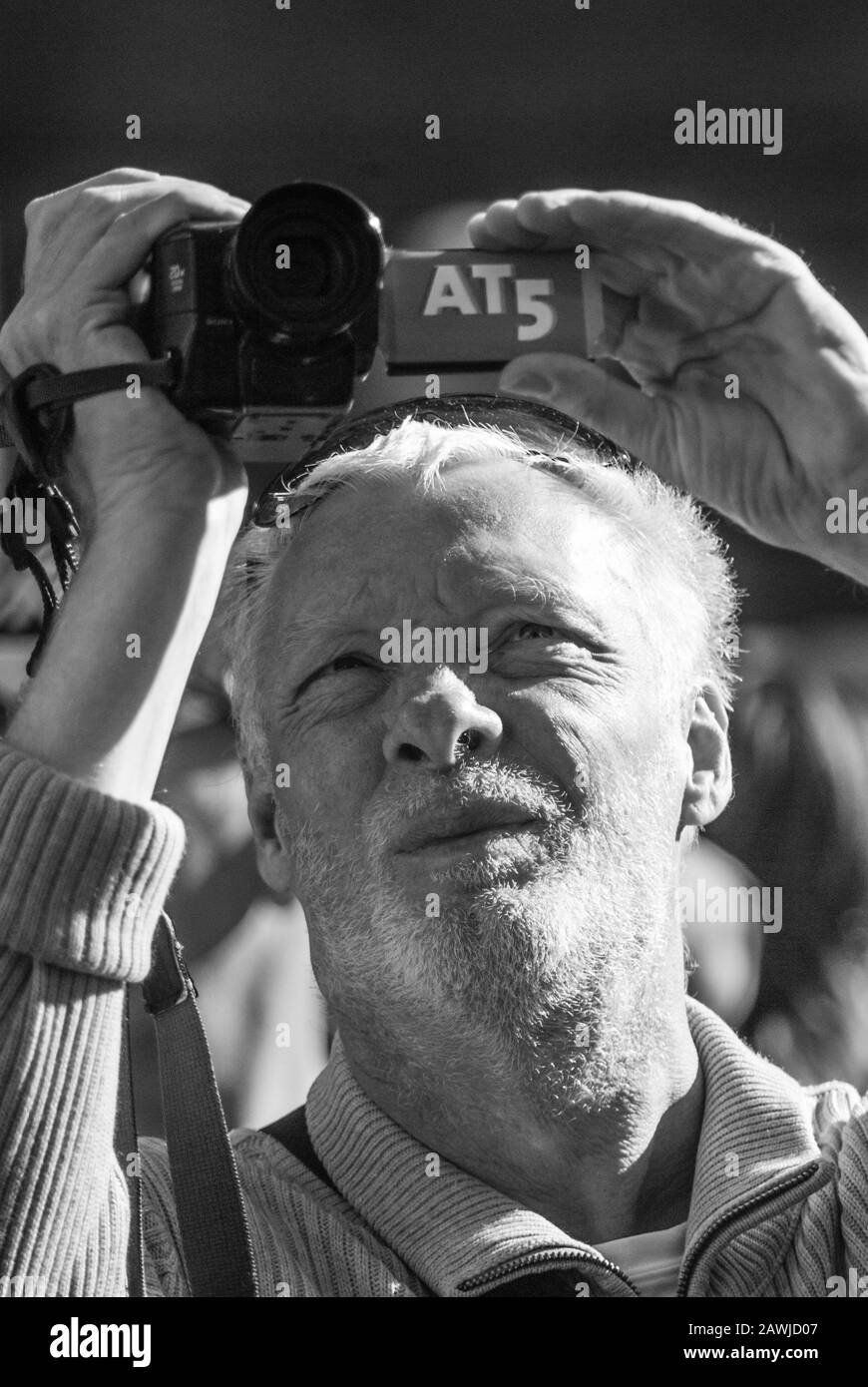 Amsterdam, Pays-Bas - 15 octobre 2011 : occuper des manifestations et manifestations à Amsterdam. Le mouvement Occupy a été une protestation spontanée à l'échelle mondiale contre les inégalités économiques et la manière dont le secteur financier mondial agit. Le mouvement a commencé aux États-Unis et s'est répandu dans de nombreux pays et villes. Le samedi 15 octobre 2011, environ 1000 personnes se sont rassemblées sur la Beursplein. Dans le cadre du reportage que j'y ai réalisé, j'ai capturé quelques visages dans la foule. C'est quelque chose que je fais souvent lorsque je photographie de grands événements publics. Toutes ces personnes étaient là, chacune pour leurs propres raisons. Chacun de ces fac Banque D'Images