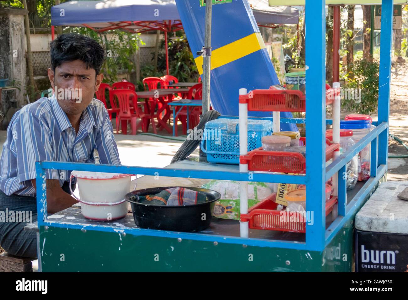 Pathein, MYANMAR - 26 JANVIER 2020: Les vendeurs de snacks à Pathein, la plus grande ville et capitale de la région d'Ayeyarwady. Banque D'Images