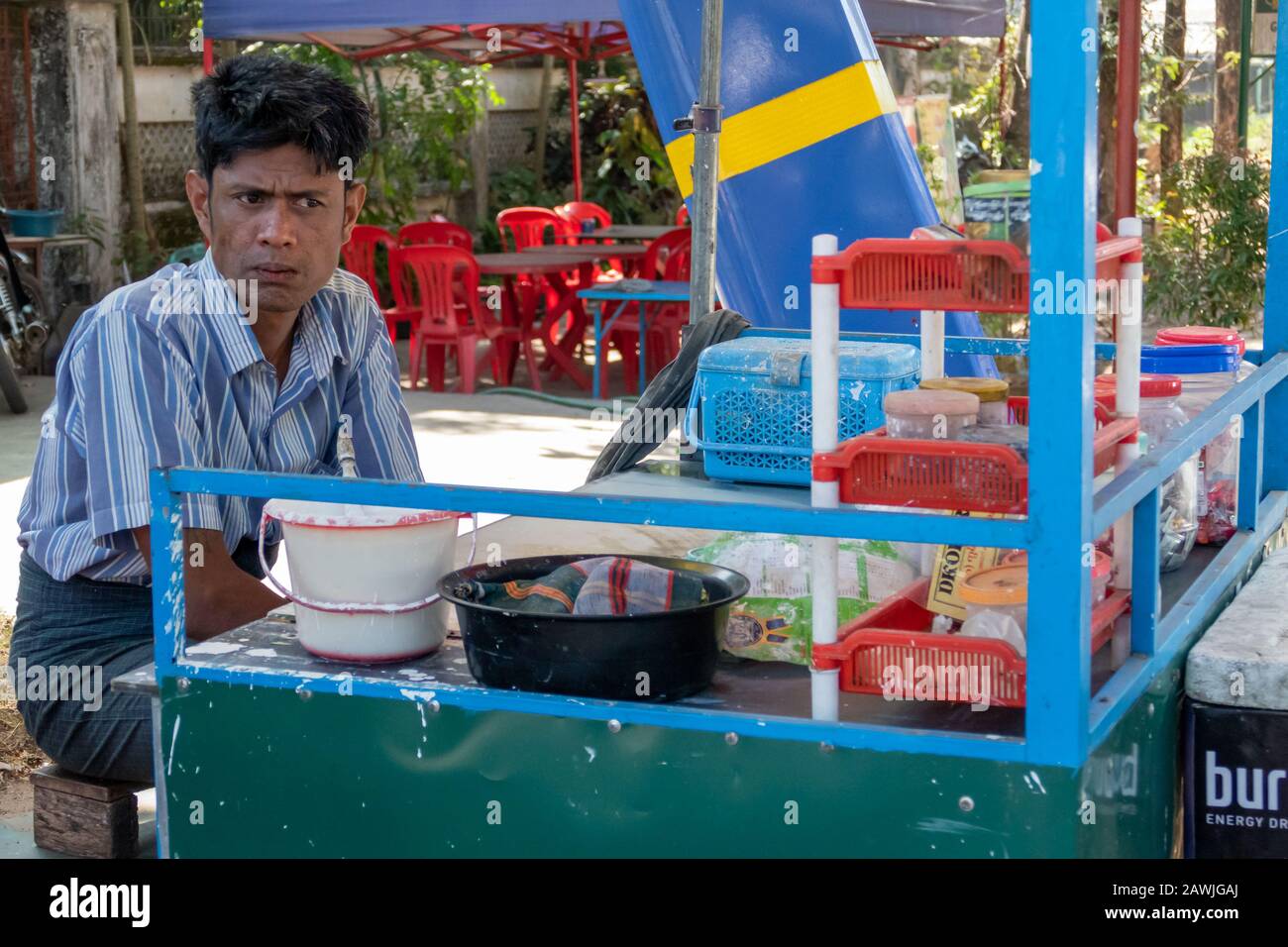 Pathein, MYANMAR - 26 JANVIER 2020: Les vendeurs de snacks à Pathein, la plus grande ville et capitale de la région d'Ayeyarwady. Banque D'Images