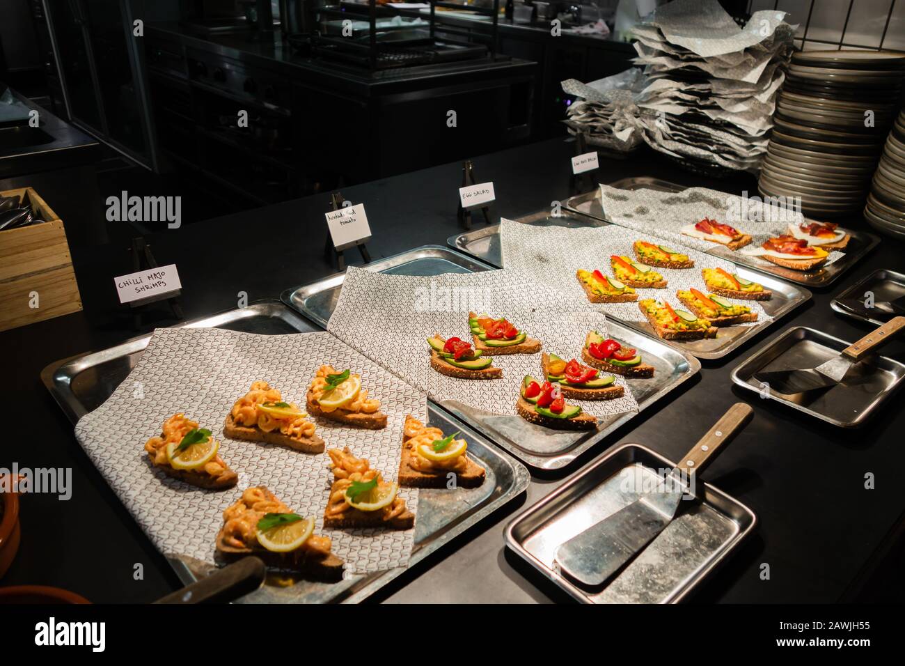 Petit déjeuner de l'hôtel avec différents sandwichs sur des assiettes directement de la cuisine, Bergen Norvège Banque D'Images