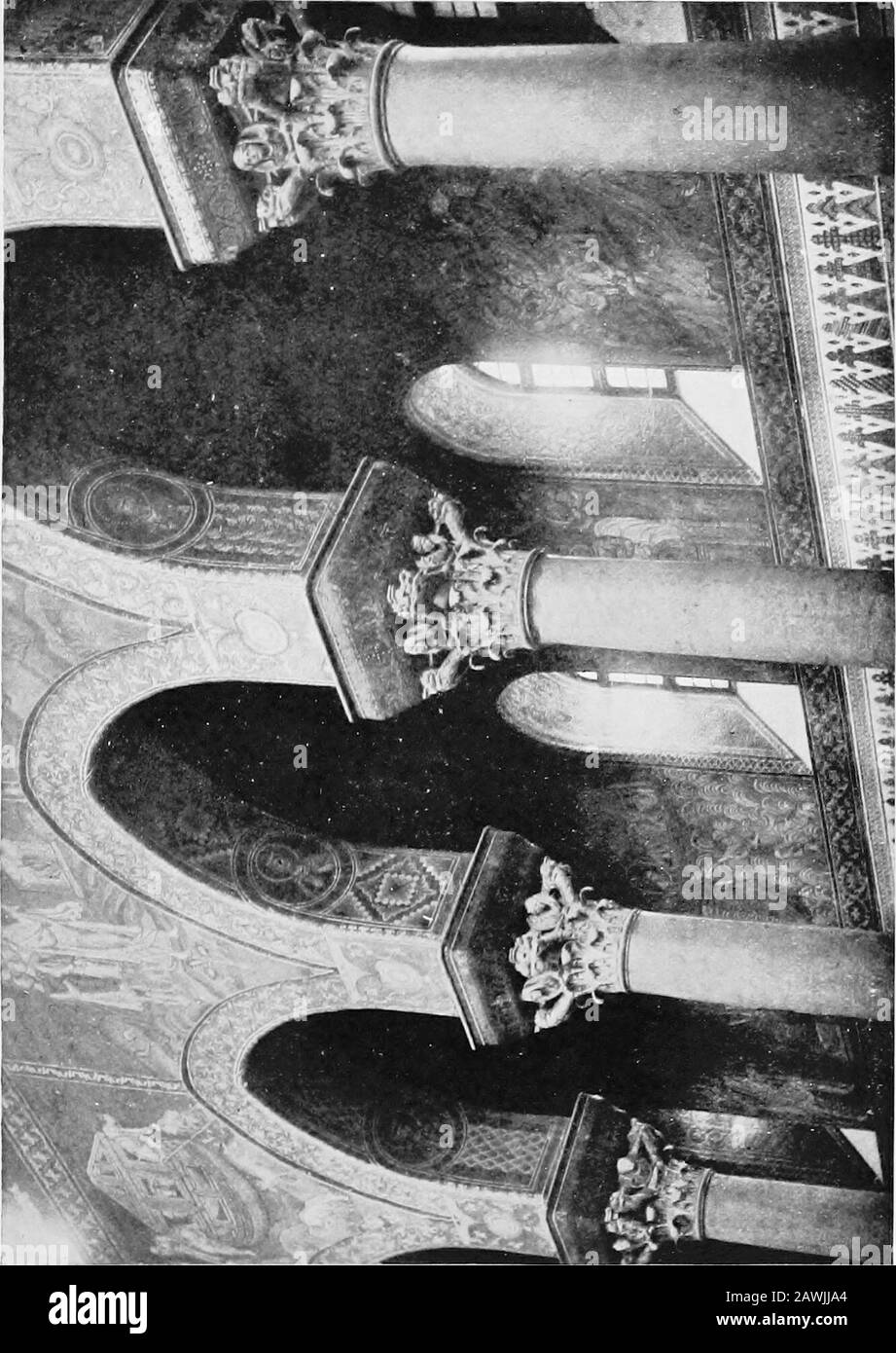 Sicile médiévale, aspects de la vie et de l'art à l'âge moyen . étiquette (PI. IV. P. 41). D'autre part, les panneaux avec des histoires de l'ancien Testament, sur les murs de la nef, semblent (autant que l'on puisse juger de dessous, Frombeaucoup restauré et quelque peu plausible travail)conçu et exécuté avec plus de largeur et de liberté de conception et de manipulation que la réagissant cor mais plus étroit et bondé panelsin la Cappella Palatina ; et avec un certain degré d'amour de somptueux accessoires qui tient le socialhistorien en bonne place. L'étude de l'ornementation initiée à la Martorana peut aussi être co Banque D'Images