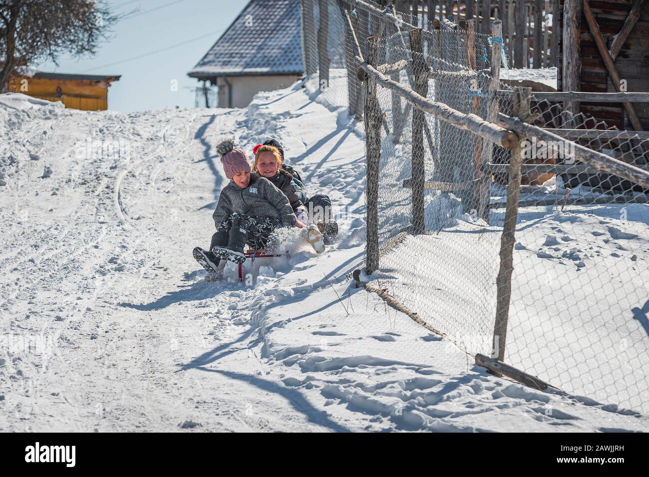 Village de Grachevo, montagnes de Rhodope, Bulgarie - 08 février 2020: Les petits enfants qui s'amusent à faire glisser la glace en hiver Banque D'Images